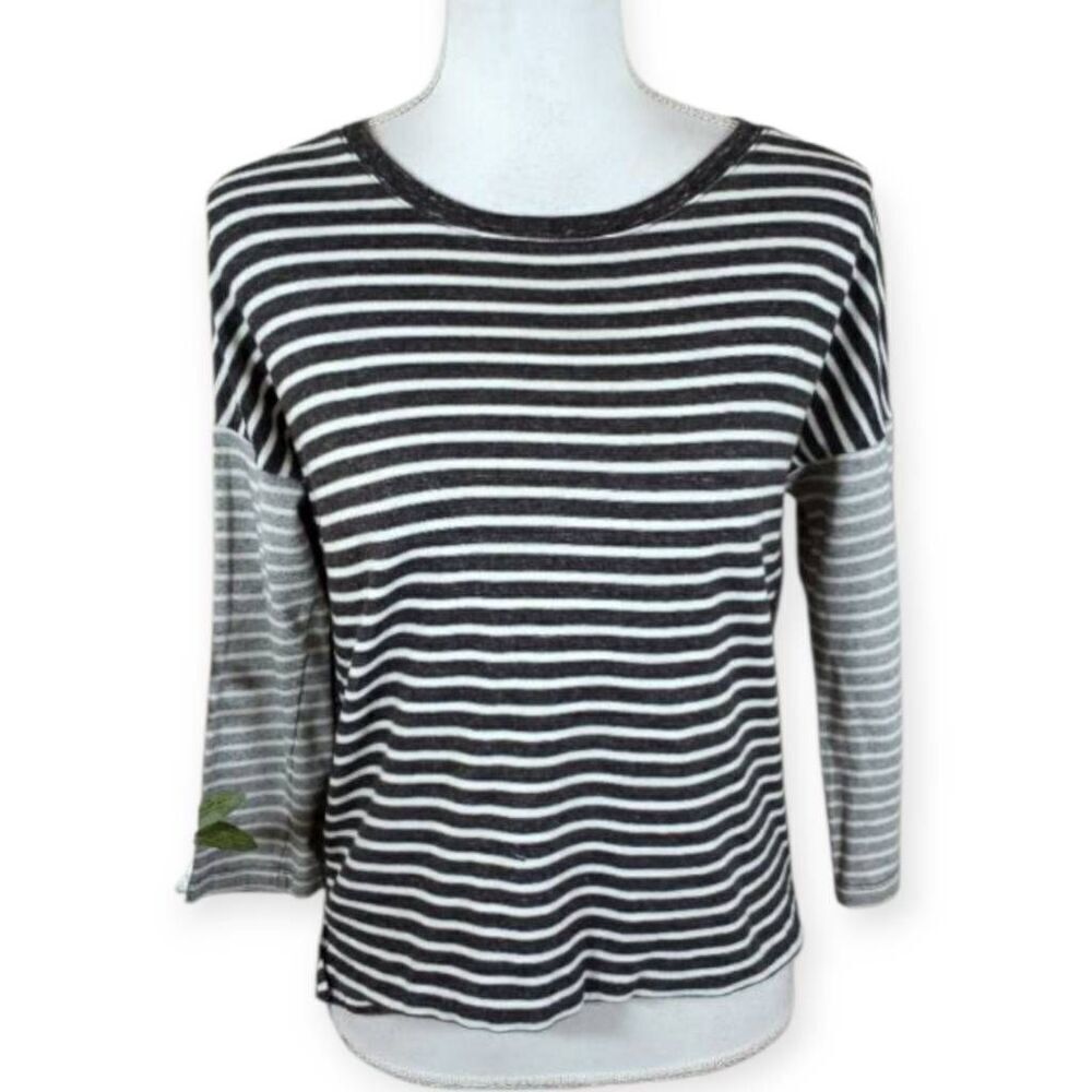 OLD NAVY BLACK & GRAY STRIPE T-SHIRT 3 1/4 Sleeve SZ.XS EUC.  GORGEOUS T-SHIRT I